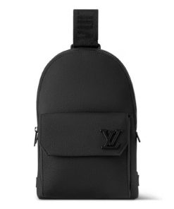 Louis Vuitton Street Style Shoulder Bags